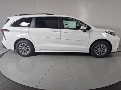 New 2026 Toyota Sienna LE FWD image 5