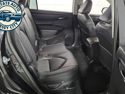Used 2024 Toyota Highlander XLE AWD/4WD image 41