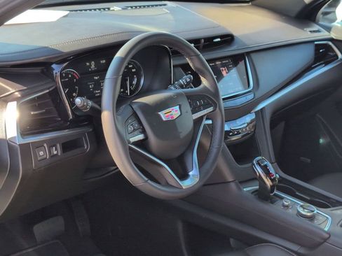 Used 2025 Cadillac XT6 Luxury FWD image 8