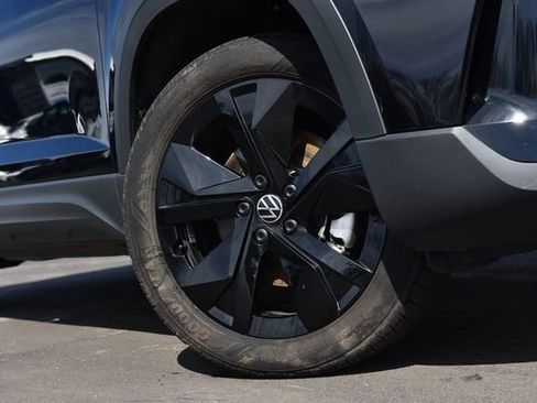 Used 2025 Volkswagen Taos SE w/ Black Wheel Package image 3