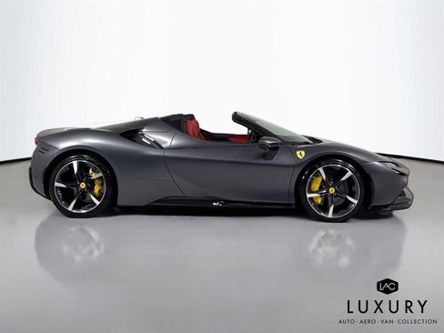 Used 2022 Ferrari SF90 Spider image 4