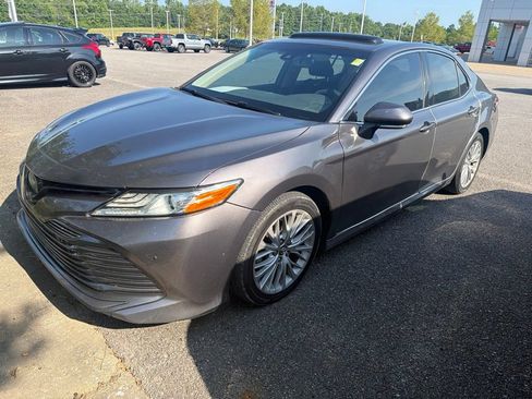 Used 2018 Toyota Camry XLE FWD image 1