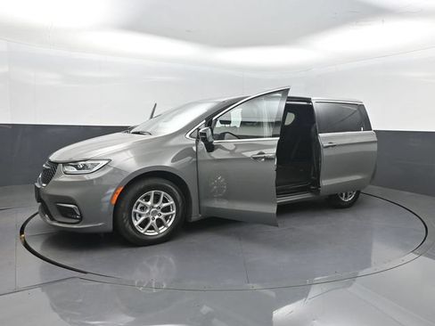 Used 2025 Chrysler Pacifica Select FWD image 34