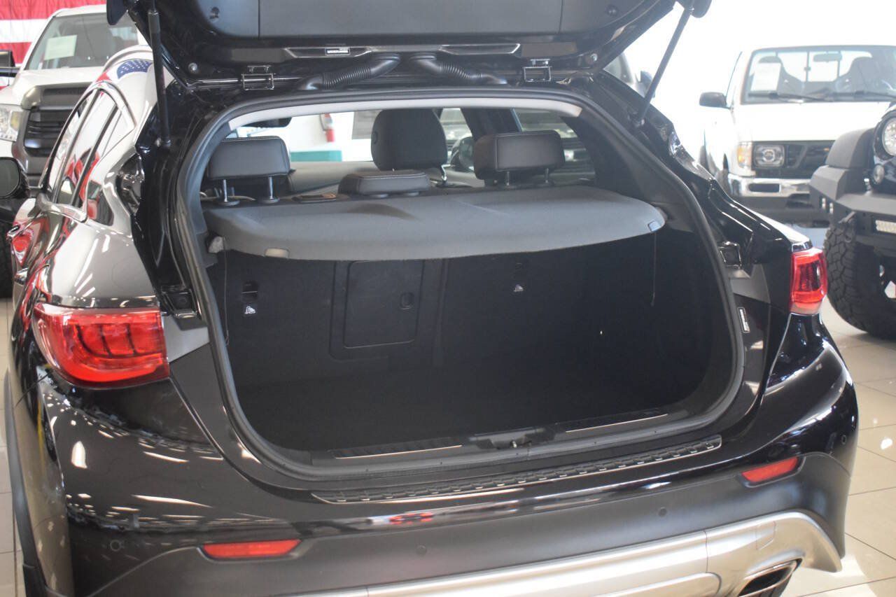 Used 2018 INFINITI QX30 Premium w/ Navigation Package AWD/4WD image 16