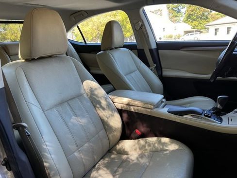 Used 2017 Lexus ES 300h w/ Luxury Package image 29