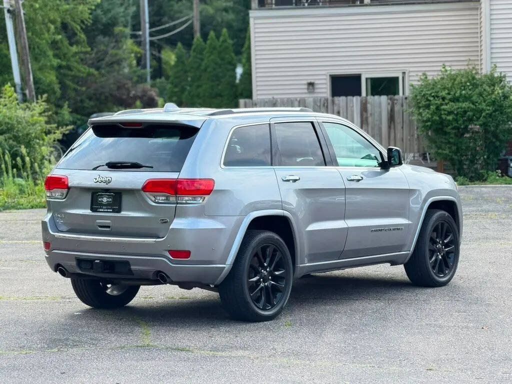 Used 2017 Jeep Grand Cherokee Overland AWD/4WD image 4