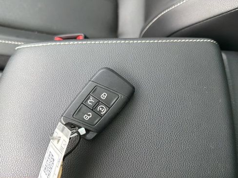 Used 2023 Volkswagen Tiguan SE R-Line FWD image 37