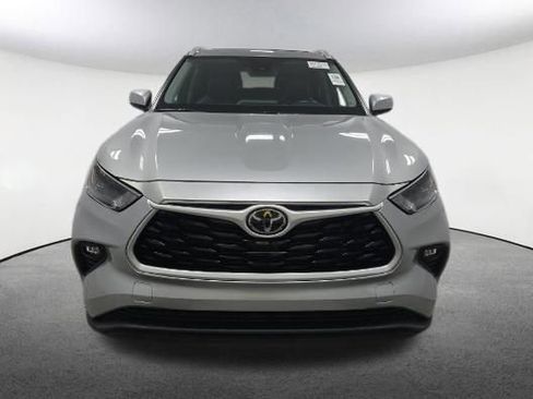 Used 2023 Toyota Highlander XLE image 2