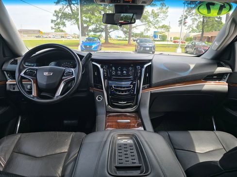 Used 2017 Cadillac Escalade Premium Luxury AWD/4WD image 12