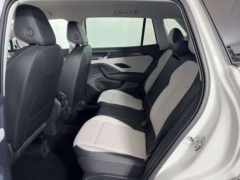 Used 2025 Volkswagen Tiguan SE image 7