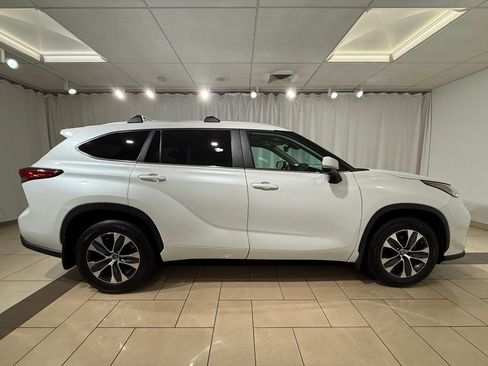 Used 2023 Toyota Highlander XLE AWD/4WD image 6
