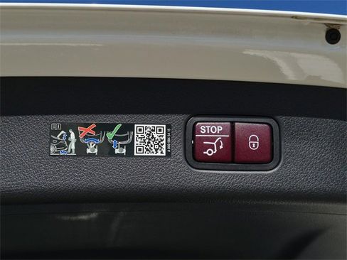 Certified 2025 Mercedes-Benz GLC 300 image 10