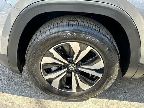 Certified 2025 Volkswagen Atlas Cross Sport SE image 8