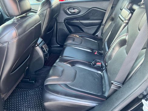 Used 2019 Jeep Cherokee Trailhawk AWD/4WD image 29