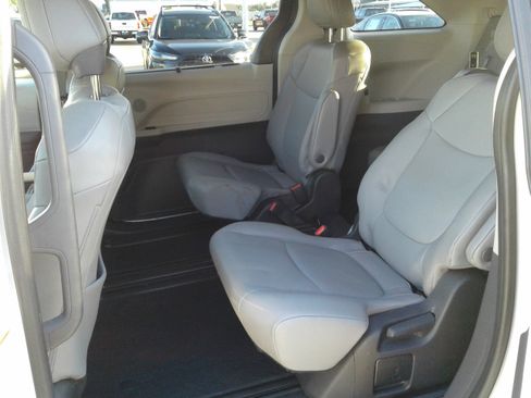 Used 2022 Toyota Sienna XLE image 13