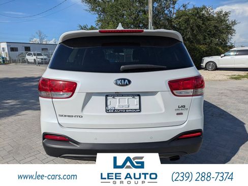 Used 2017 Kia Sorento FWD w/ LX Convenience Package image 4