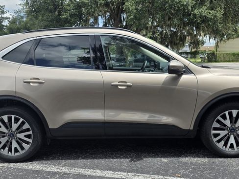 Used 2020 Ford Escape Titanium image 9