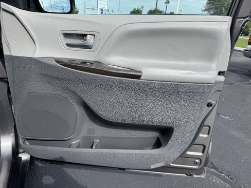 Used 2017 Toyota Sienna FWD image 13