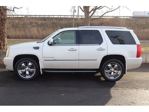 Used 2007 Cadillac Escalade AWD w/ Information Package image 5