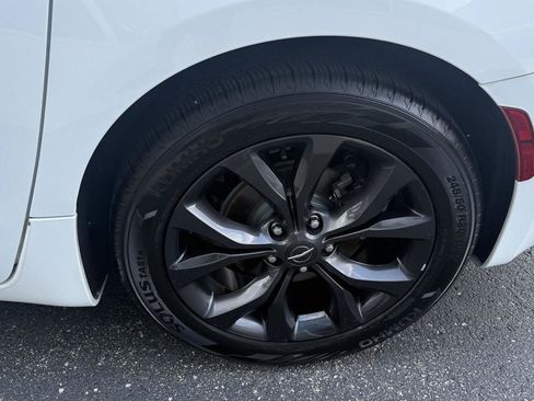 Used 2018 Chrysler Pacifica Touring Plus w/ S Appearance Package FWD image 6