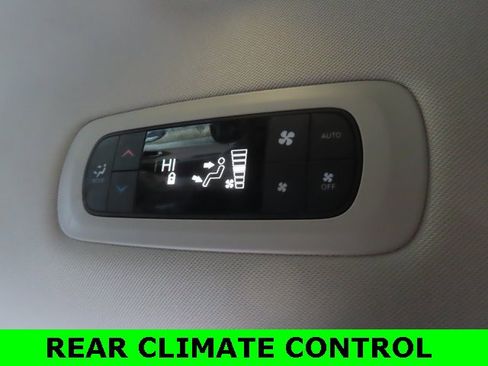 Used 2024 Chrysler Pacifica Touring-L image 7