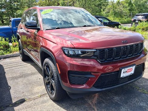 Used 2023 Jeep Grand Cherokee Laredo AWD/4WD image 11
