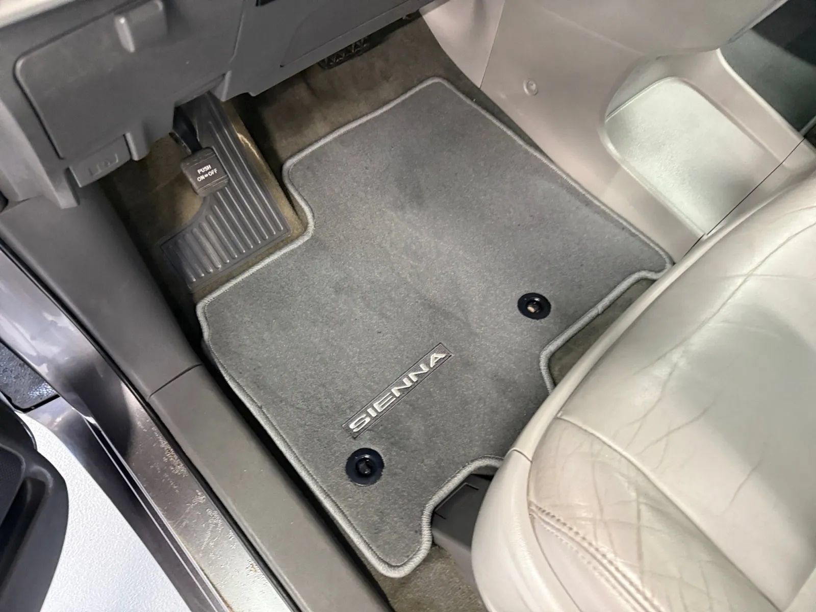 Used 2019 Toyota Sienna XLE FWD image 29