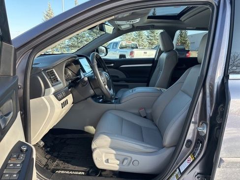 Used 2019 Toyota Highlander XLE image 22