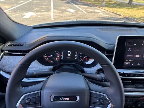 Used 2025 Jeep Compass Latitude image 29