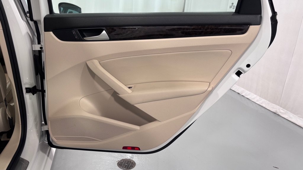 Used 2014 Volkswagen Passat TDI SEL Premium FWD image 28