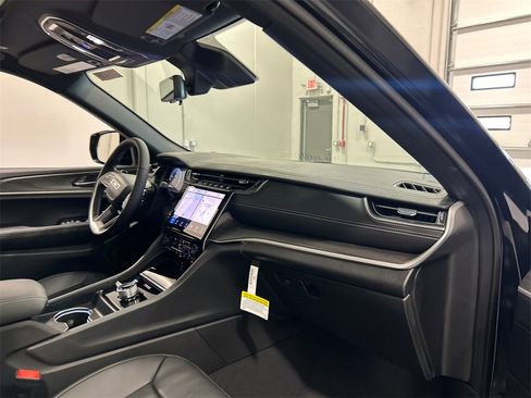 New 2025 Jeep Grand Cherokee Limited w/ Luxury Tech Group II image 35