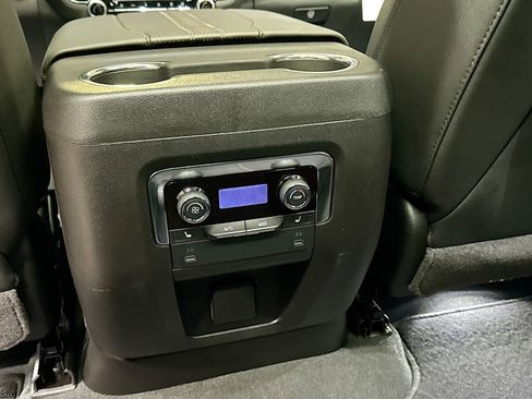 New 2026 Chevrolet Suburban High Country image 32