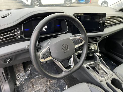 Used 2025 Volkswagen Jetta SE image 28