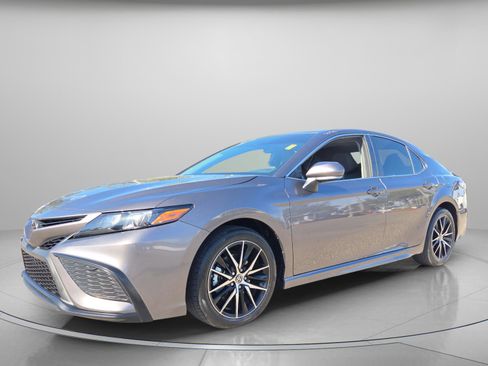 Used 2024 Toyota Camry SE image 2