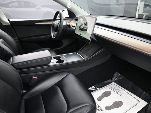 Used 2022 Tesla Model Y Long Range image 37