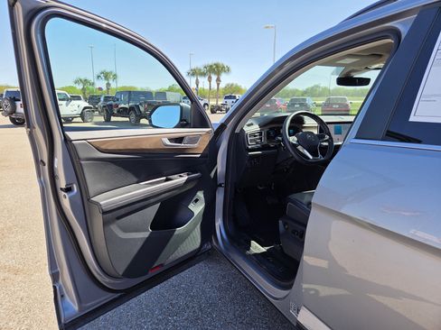 Used 2024 Volkswagen Atlas SE image 11