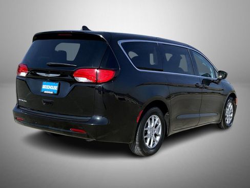 Used 2023 Chrysler Voyager LX FWD image 5