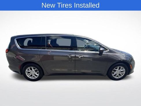 Used 2023 Chrysler Voyager LX FWD image 2
