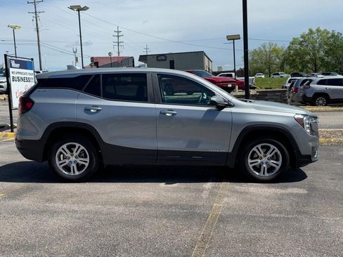 Used 2024 GMC Terrain SLE image 2