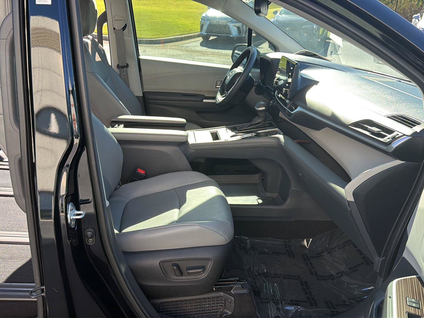 Used 2023 Toyota Sienna XLE FWD image 13