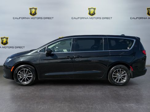 Used 2022 Chrysler Voyager LX FWD image 2