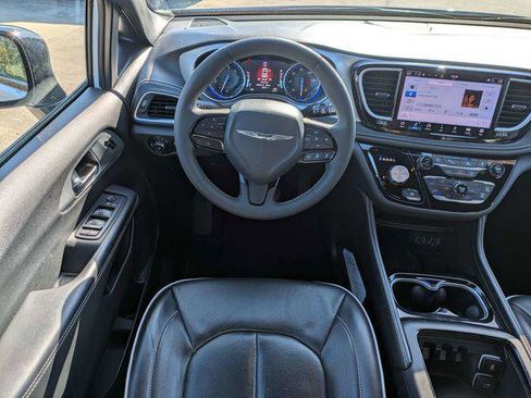 Certified 2025 Chrysler Pacifica Limited image 19