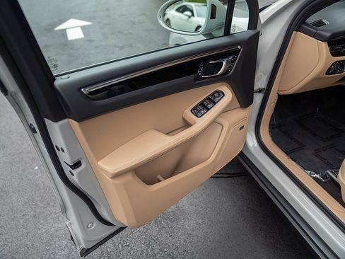 Certified 2026 Porsche Macan AWD/4WD image 16