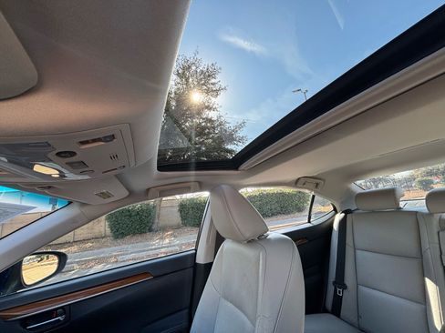 Used 2013 Lexus ES 300h image 32