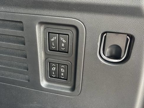 Used 2026 Chevrolet Traverse High Country FWD image 33