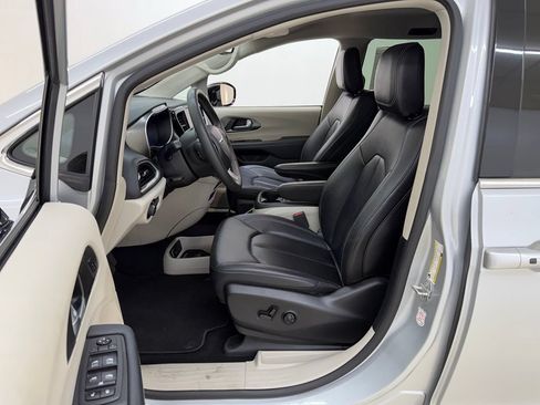 Used 2024 Chrysler Pacifica Touring-L FWD image 19