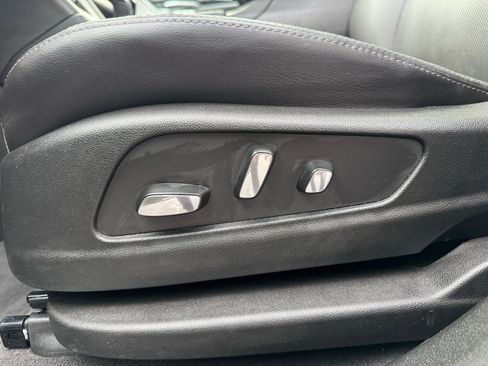 Used 2025 Cadillac XT5 Premium Luxury image 12