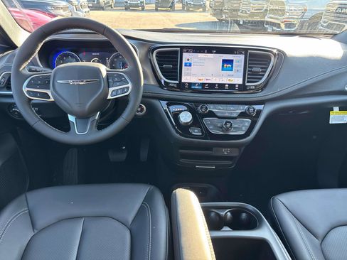 New 2026 Chrysler Pacifica Select image 10