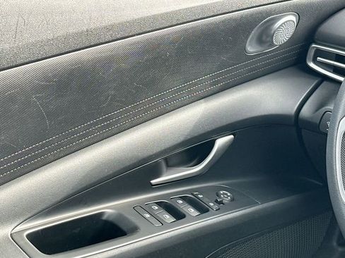 Used 2021 Hyundai Elantra SE image 17