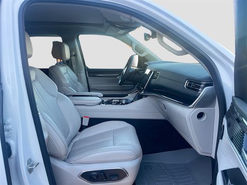 Used 2024 Jeep Wagoneer 4WD w/ Premium Group I image 31